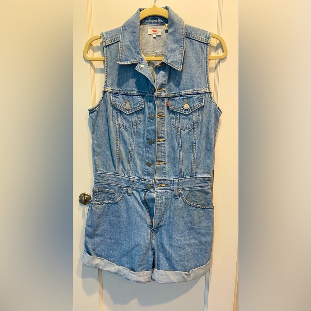 LEVIS one piece, Jean jumpsuit sleeveless and shorts. Size small
